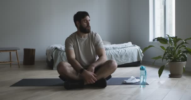 Kimerült srác ivóvíz, pihenés edzés után otthon — Stock videók