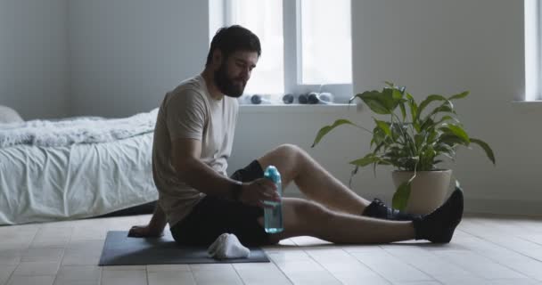 Müder Typ trinkt Wasser, macht Trainingspause — Stockvideo