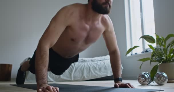 Shirtless cara exercitando flexões no chão em casa, close-up — Vídeo de Stock