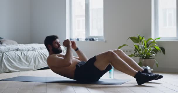 Jovem praticando crunches, treinando músculos abdominais — Vídeo de Stock