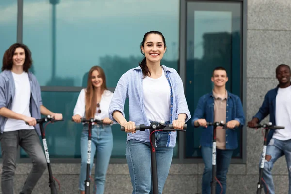 Cinq jeunes amis ayant roulé sur e-scooters à l'extérieur en ville — Photo