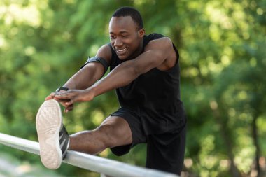 Kamu parkında egzersiz yapan genç bir Afrikalı.