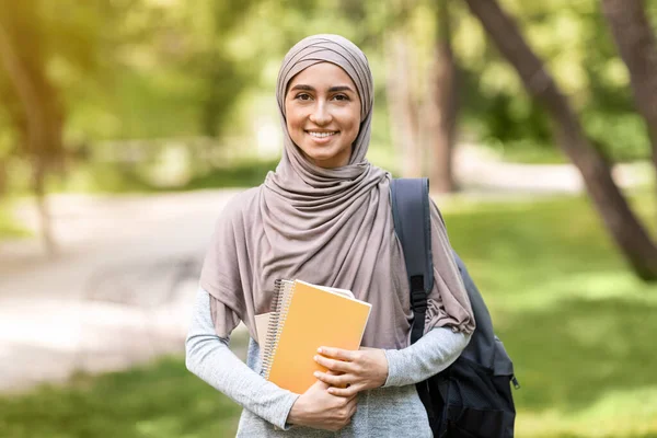 Schöne arabische Studentin geht nach der Schule durch den Park — Stockfoto