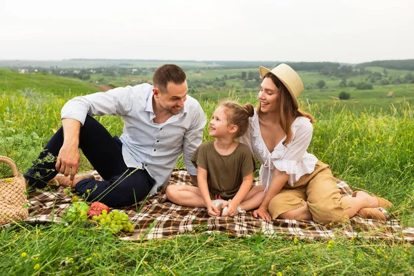 Lycklig familj tillbringa tid tillsammans på ängen — Stockfoto