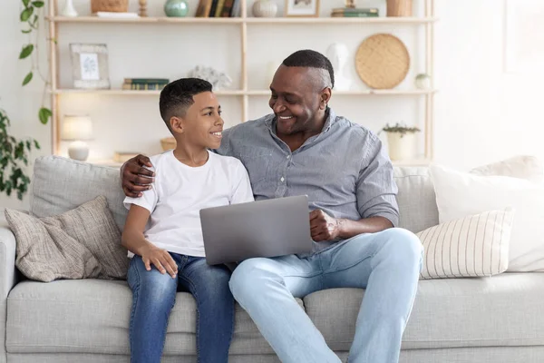 Μαύρο αγόρι Preteen διδασκαλία του παππού του πώς να χρησιμοποιήσει το φορητό υπολογιστή — Φωτογραφία Αρχείου