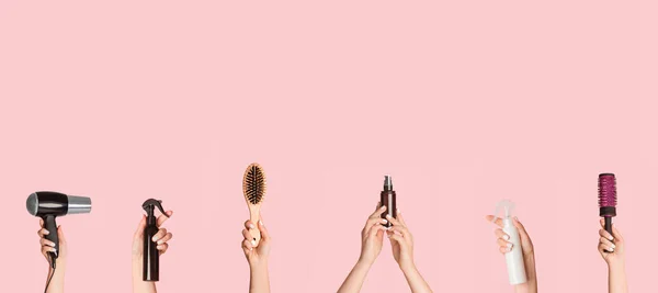 Collage avec des mains féminines tenant différents produits et équipements de soins capillaires sur fond rose, espace de copie — Photo