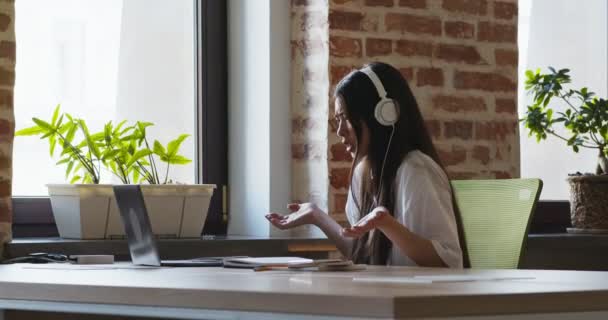 Ανησυχημένη Ασιάτισσα μιλάει μέσω video chat στο laptop — Αρχείο Βίντεο