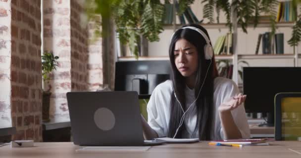 Asiática estudiante chica hablando a través de chat de vídeo, negando sugerencia para cumplir fuera de línea — Vídeo de stock