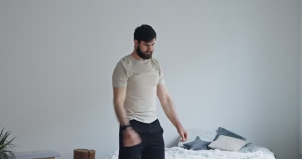Millennial muž zahřívá ruce před cvičením doma — Stock video