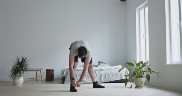 Joven practicando actividades deportivas, haciendo estiramientos de espalda — Vídeos de Stock