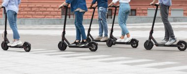 Motorlu scooterlara binen beş arkadaş