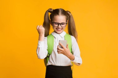 Neşeli Öğrenci Cep Telefonu Kullanıyor, Sarı Arkaplan Üzerinde Evet Hareketi