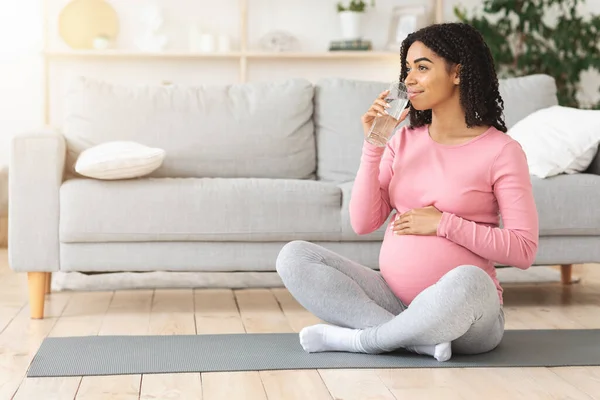 Wanita hamil muda berkulit hitam minum air setelah pelatihan — Stok Foto