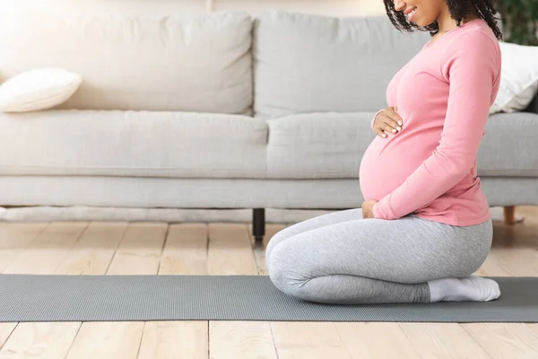 妊娠中の黒人女性が彼女の腹に触れます,運動する前に準備 — ストック写真