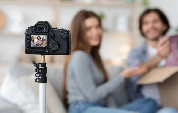 Câmera profissional no tripé filmando blogueiros homem e mulher — Fotografia de Stock