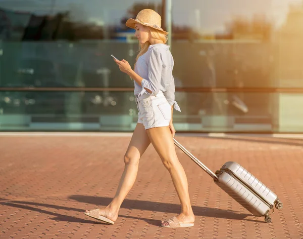 Passeggiata turistica femminile con bagaglio al terminal dell'aeroporto — Foto Stock