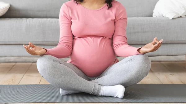 Cultivado de meditar mujer embarazada afroamericana — Foto de Stock