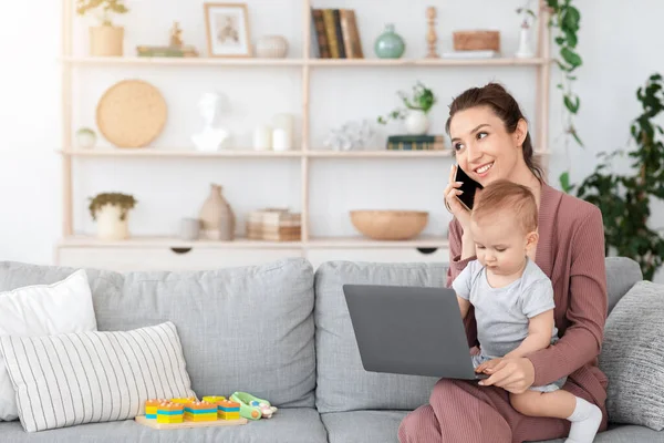 Babysitter irresponsable. Jeune nounou parler sur téléphone portable et ignorer bébé à l'aide d'un ordinateur portable — Photo