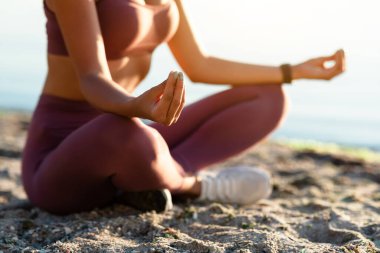 Lotus poz verip meditasyon yapan dişi yogi.