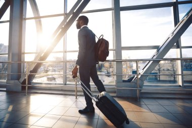 Siyah Girişimci Havalimanında Seyahat Bavuluyla Yürüyor