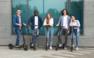 Beş mutlu arkadaş mobiletlerle vakit geçiriyor.