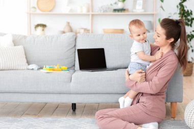 Doğum izniniz kutlu olsun. Neşeli anne bebekle evde vakit geçirmekten zevk alıyor.