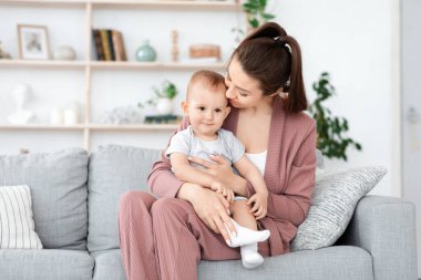 Doğum günün kutlu olsun. Millennial 'ı seven anne, tatlı bebeğini evinde kucaklıyor.