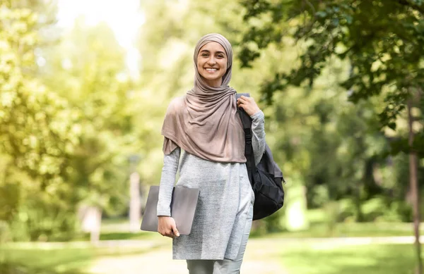 Exitosa mujer árabe freelancer caminando por parque —  Fotos de Stock