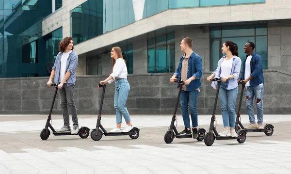 Cinco amigos teniendo agradable paseo en scooters motorizados — Foto de Stock