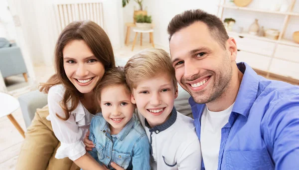 Szczęśliwi rodzice i dzieci uśmiechnięte pozowanie do kamery w domu — Zdjęcie stockowe