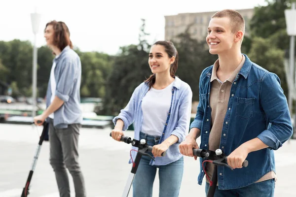 Amigos montando scooters chute motorizado na cidade — Fotografia de Stock