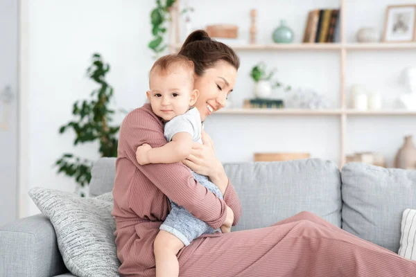 Madre bebé vinculación. Ama a mamá acurrucando a su adorable hijo en casa —  Fotos de Stock