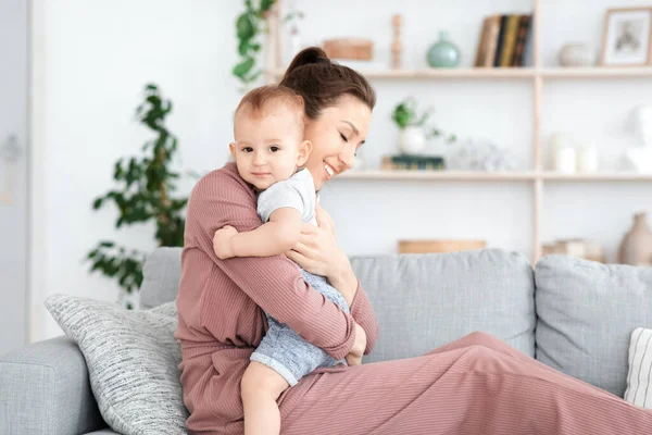 Nawiązywanie więzi z matką. Kochająca mama przytulająca swojego uroczego synka w domu — Zdjęcie stockowe