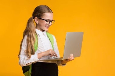 Gülümseyen Öğrenci Laptop Çalışıyor Sarı Stüdyo Arkaplanda Duruyor