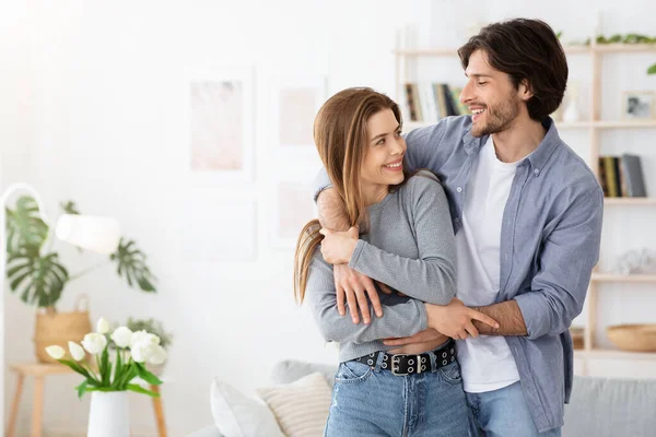 Pareja cariñosa abrazándose en casa, pasando tiempo juntos — Foto de Stock