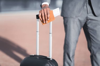 Tanınmayan İşadamı Bavul, Pasaport ve Uçuş Biletleri Dışarıda Bekliyor