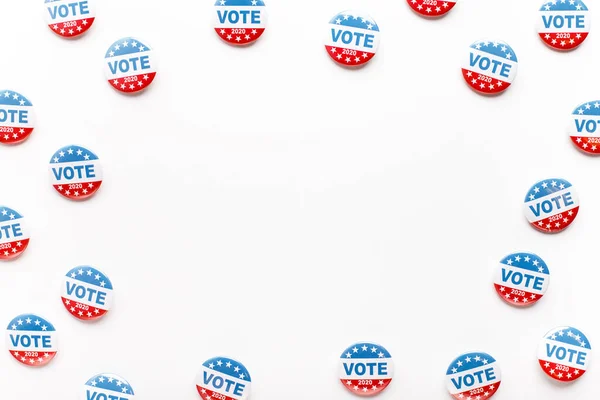 Cadre rond de boutons de vote rouges, blancs et bleus sur fond — Photo