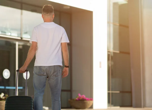 Junger Tourist läuft mit Gepäck am Flughafen-Terminal — Stockfoto