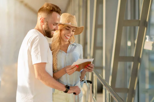 Concepto de viaje. Pareja cariñosa revisando boletos en el aeropuerto — Foto de Stock