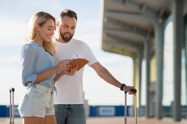 Concept de voyage. Jeune couple vérifier des billets à l'extérieur — Photo