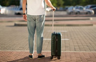 Havaalanı terminalinde bagajlı bir erkek turist.