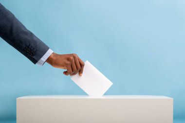 Afrikalı Amerikalı adam ABD 'de genel seçim için oy veriyor