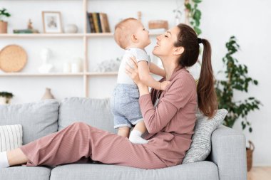 Ev Kavramında Kalın. Mutlu Anne ve Tatlı Bebek Birlikte Oynuyor