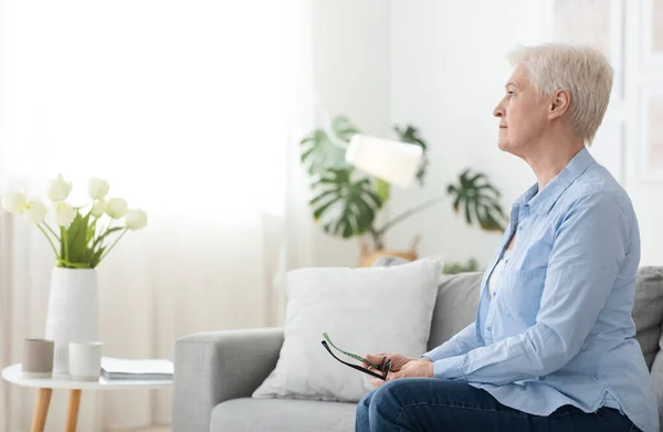 Depressione post-pensionamento. Triste donna anziana pensierosa seduta da sola a casa, guardando oltre — Foto Stock