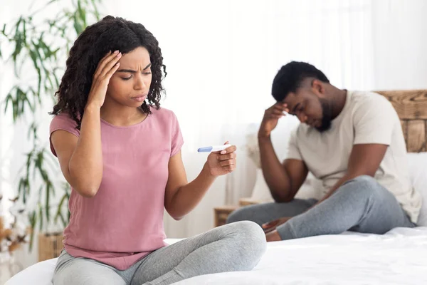 Preocupado menina negra passando por teste de gravidez perto do namorado — Fotografia de Stock