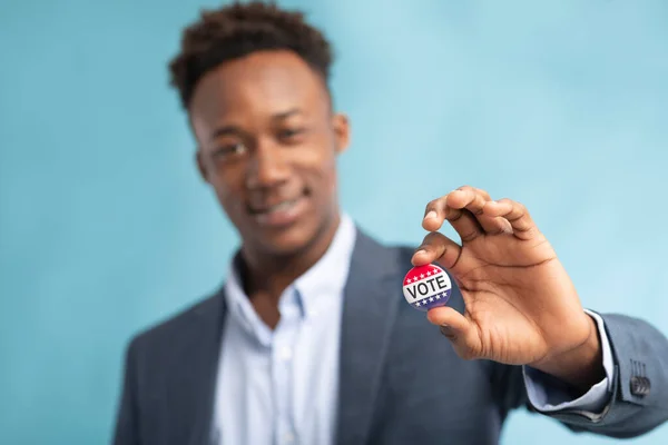 Africano americano mostrando seu botão Vote, ele votou — Fotografia de Stock