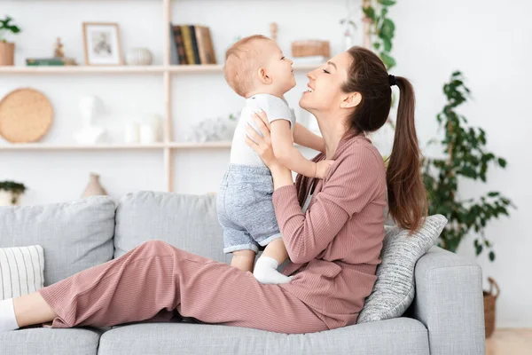 Restez à la maison Concept. Mère heureuse et bébé tout-petit mignon jouant ensemble — Photo