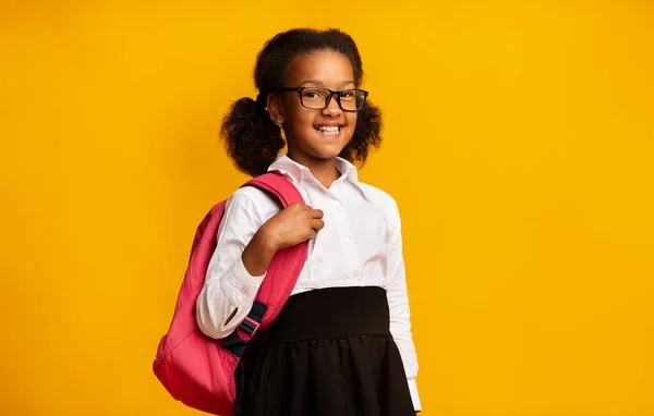 Lovely Black Schoolgirl With Backpack Posing, Studio Shot — Stock Photo, Image