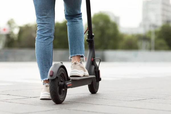 Chica teniendo agradable paseo en scooter de patada eléctrica — Foto de Stock