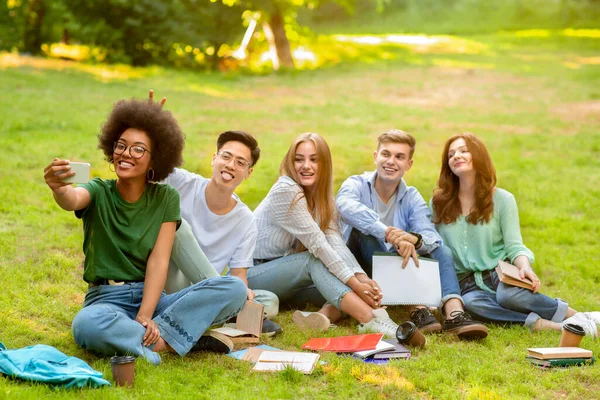 Estudiantes Selfie al aire libre. Grupo multiétnico de amigos universitarios tomando autorretrato en el teléfono inteligente —  Fotos de Stock